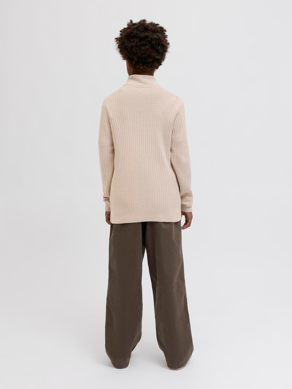 model_shot-back